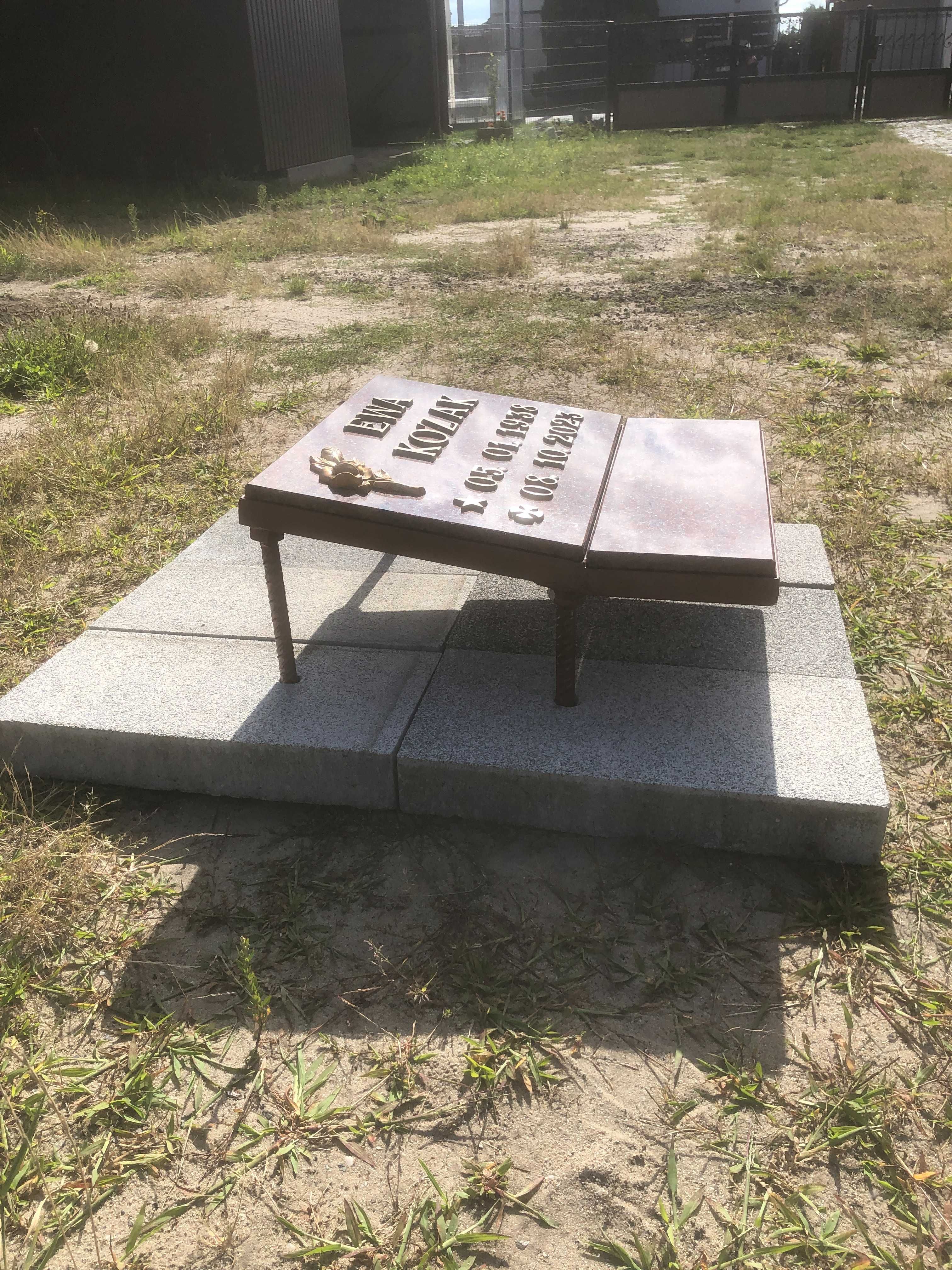 Nagrobek Urnowy osadzony w stalowej ramie ( Metaloplastyka )