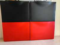 Sapateiras Ikea, 3 em preto e 2 em vermelho