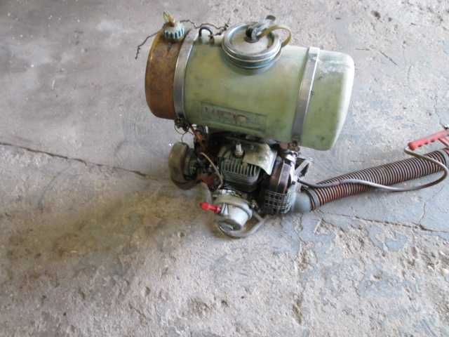 Pulverizador  com motor  Casal