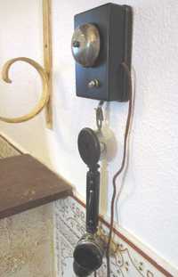 Telefone antigo em madeira - 1911
