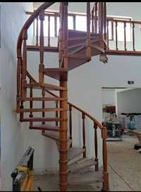 Escadas caracol em madeira