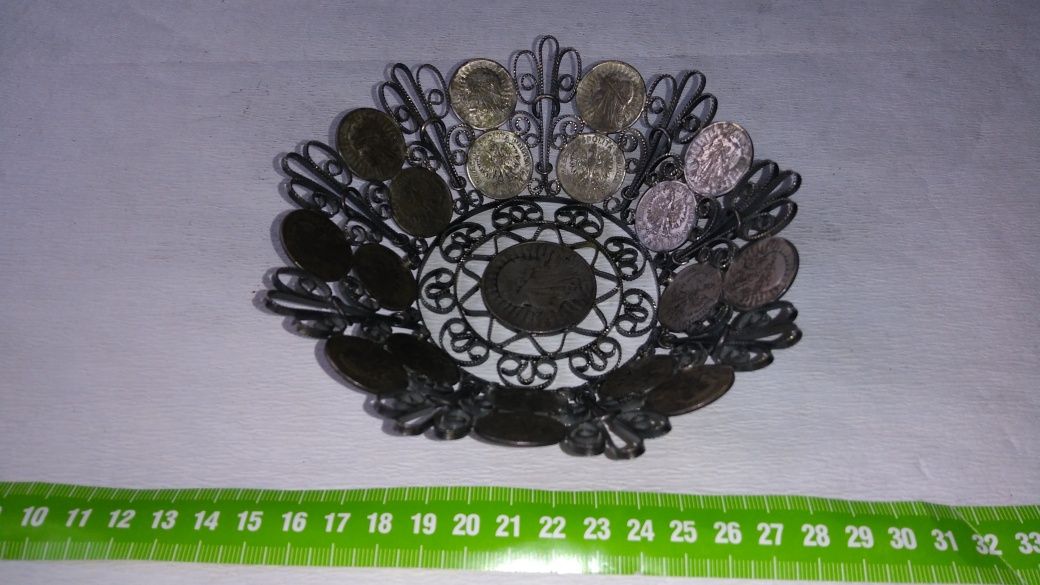 Talerz srebrny z monet w cenie 1800 zł