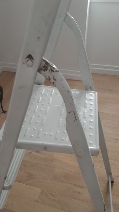 Escadote ferro 4 degraus  pintado branco, marcas uso - não negociável