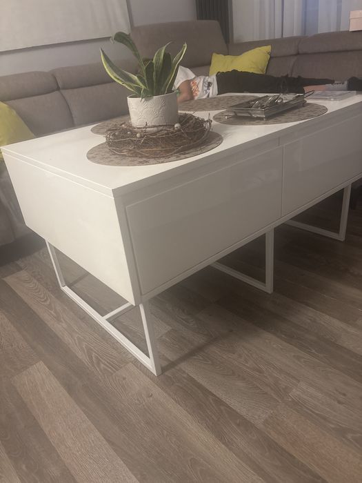 Stolik z dużymi szufladami