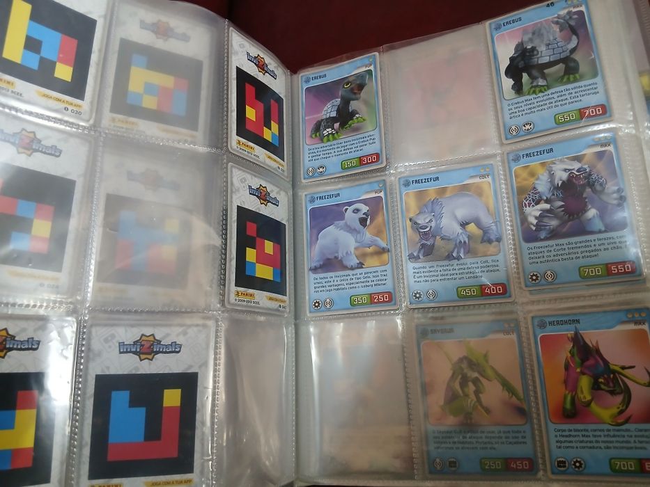 Caderneta Invizimals incompleta