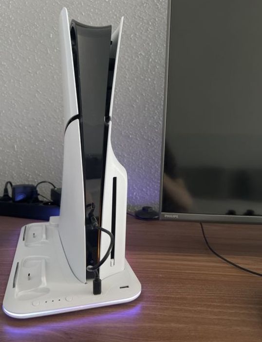 Używane PS5 Slim z napędem + biały kontroler