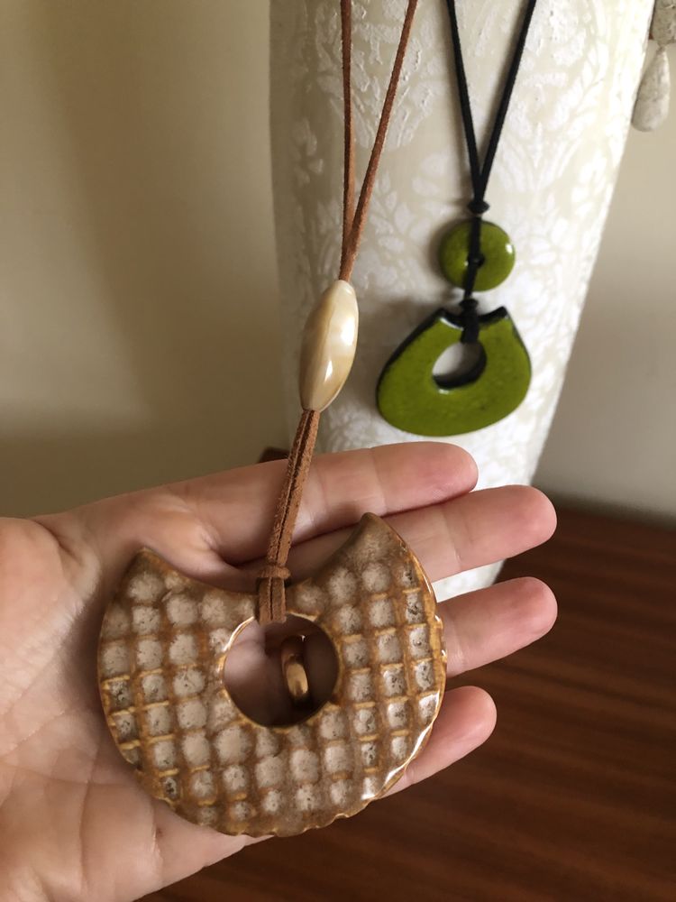 Colares em ceramica novos