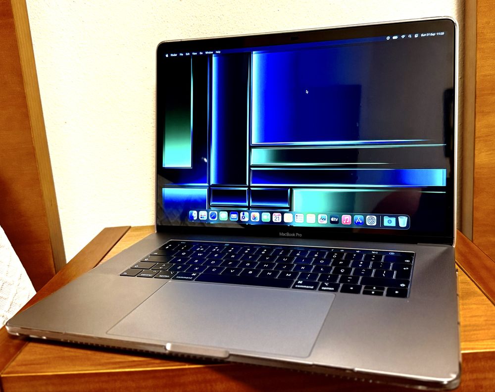Macbook Pro (15) 2018 - Core i9/16GB/512GB - TouchBar