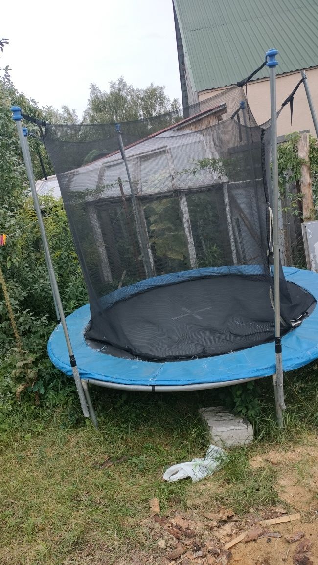 Trampolina ogrodowa duża ( średnica ok.3m)