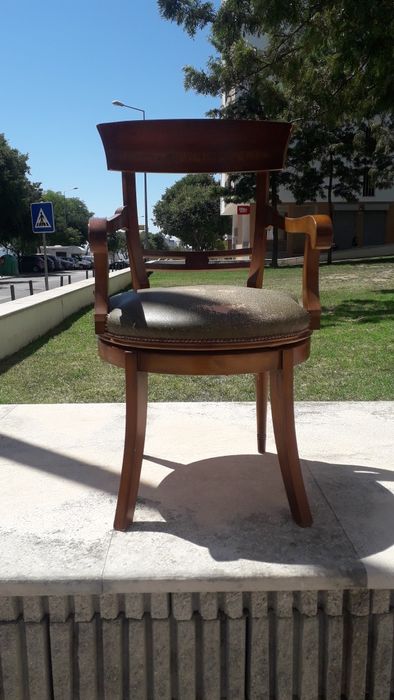 Vendo cadeira giratória ( senhorinha ) antiga.