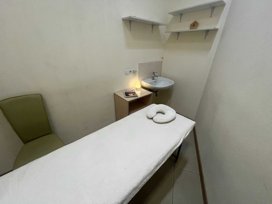 Кабінет з душем у салоні на Набережній Перемоги погодинно/по днях