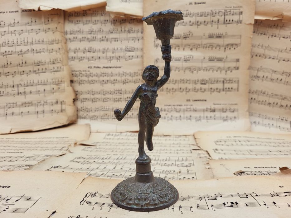 Świecznik z amorem wykonany z brązu