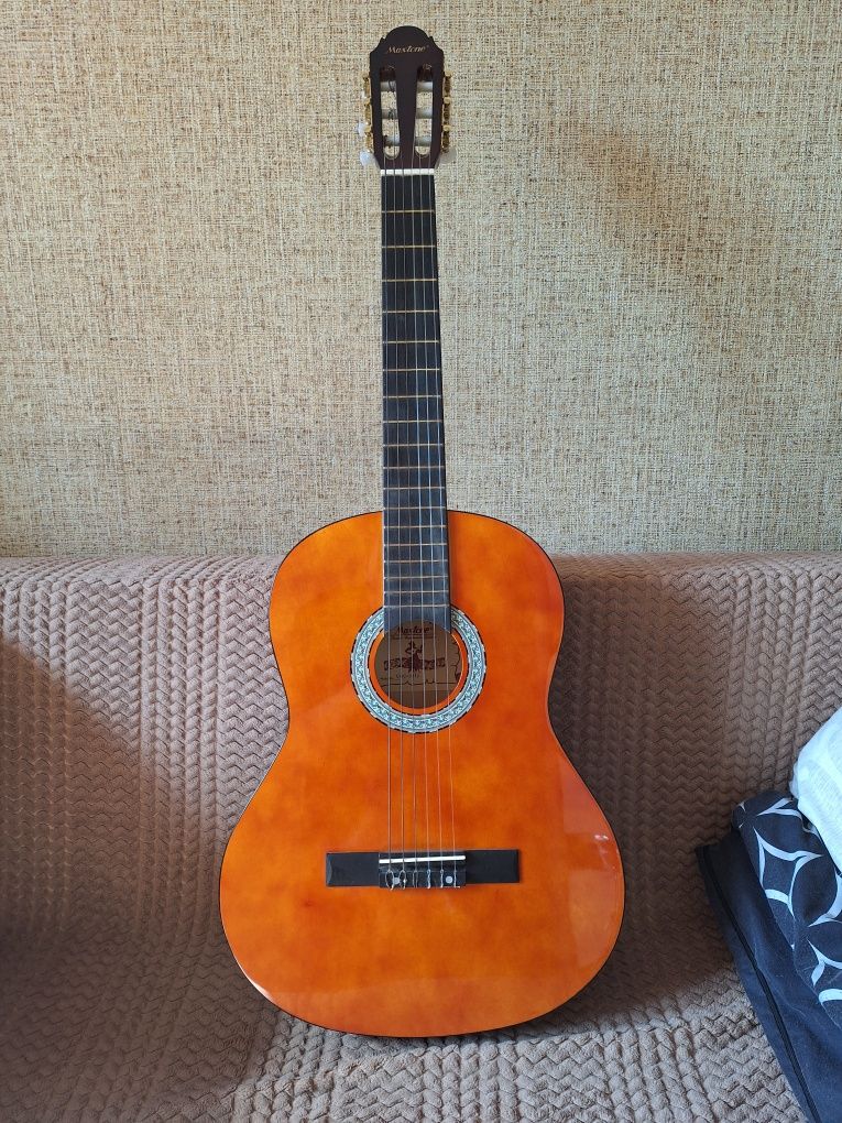 Продам Классическая гитара Maxtone CGC 3910,