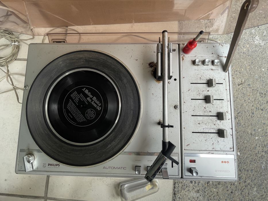 Gira discos Philips + 2 colunas (antigo)