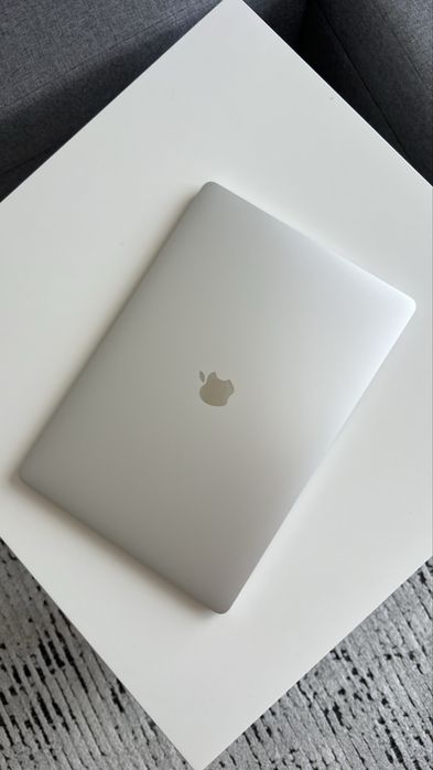 MacBook pro 15” 2019 RAM 16gb, core i9, touch ID