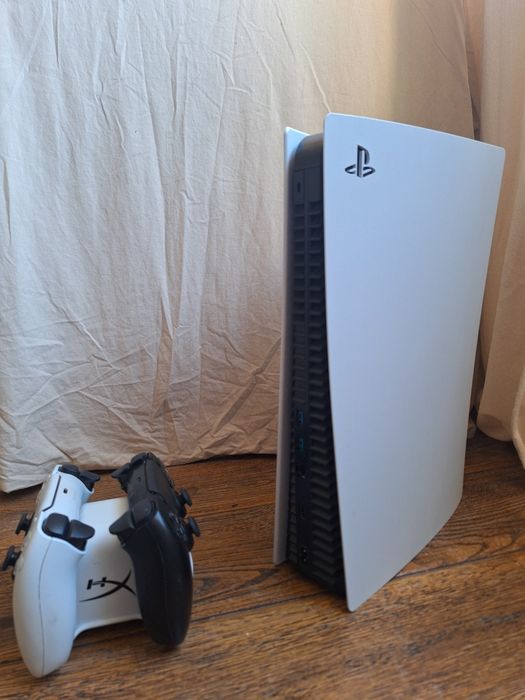 Playstation 5 с дисководом / 2 геймпада / подставка для геймпадов