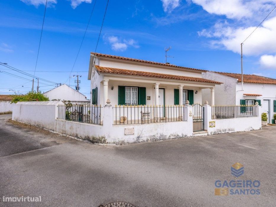 Moradia T2 + 2, com logradouro a poucos minutos da praia e da cidade