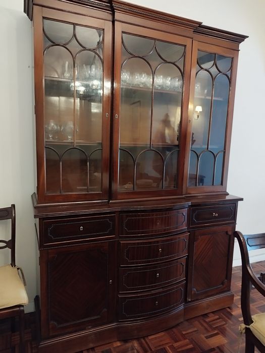 Louceiro estilo inglês em excelente estado de conservação. 150x53x215