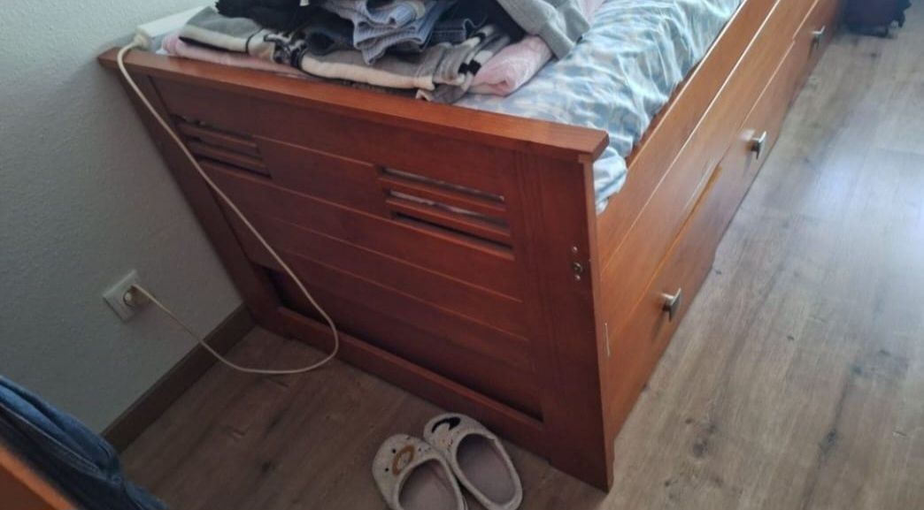 Cama com dois colchões