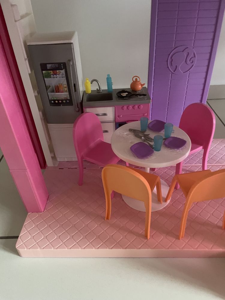 Duży dom dla Barbie z windą i basenem