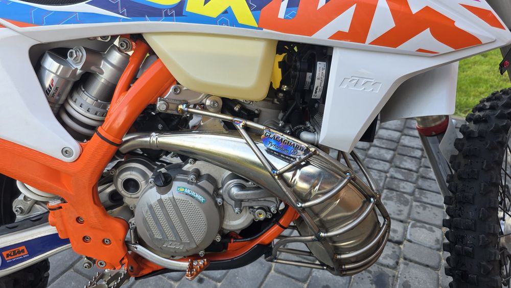 KTM 250 TPI Six Days 2T, dużo dodatków