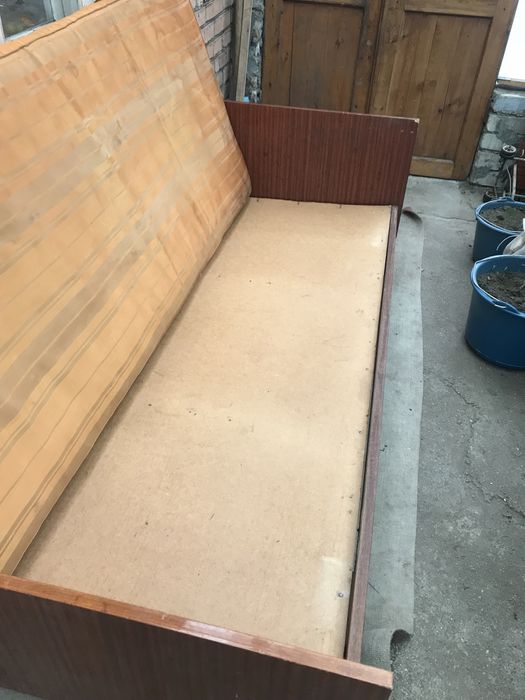 Кровать деревянная