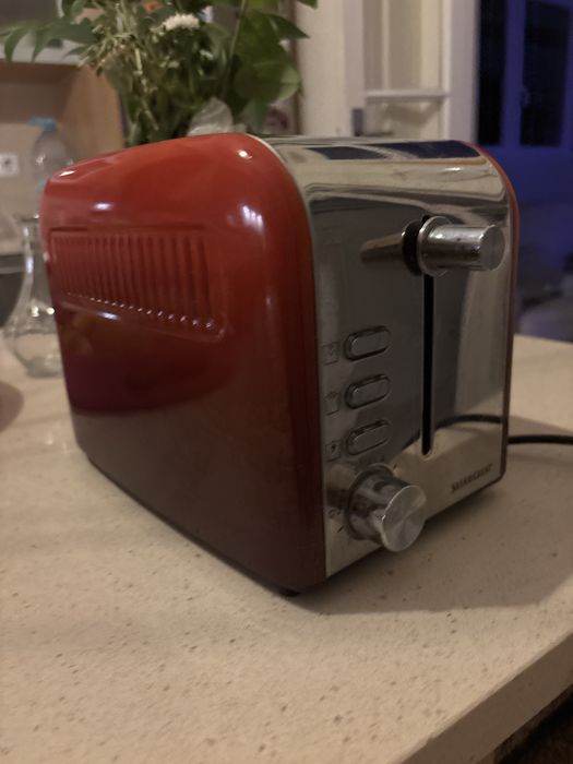Torradeira vermelha em inox