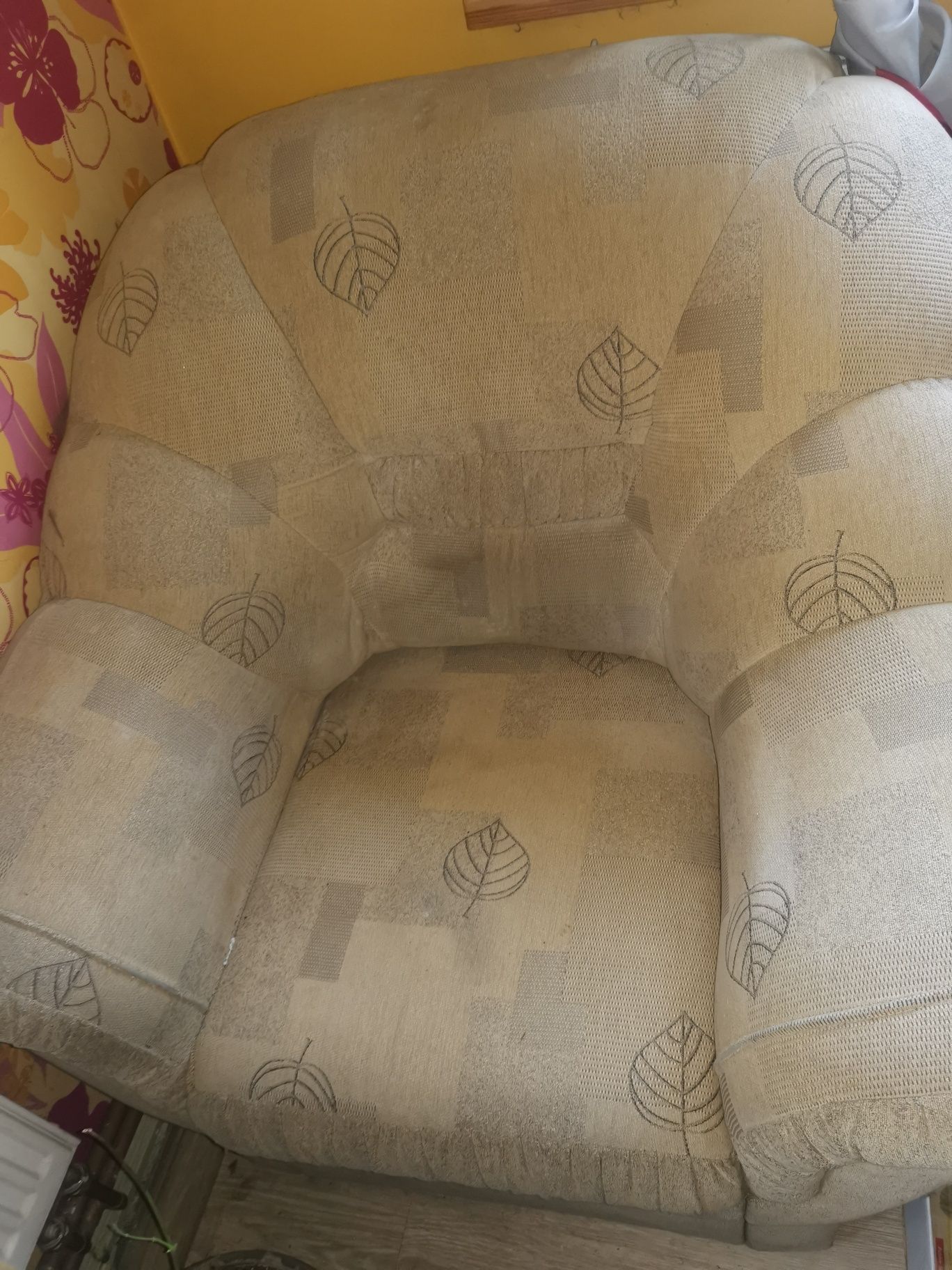 Ogromny fotel używany odcienie ciepłego beżu