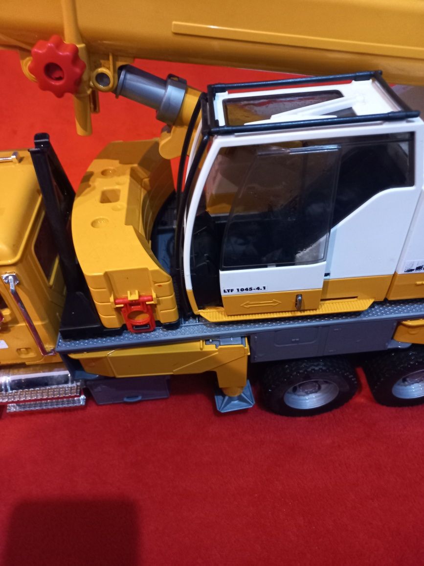 Bruder 02818 Mack z dźwigiem Liebherr