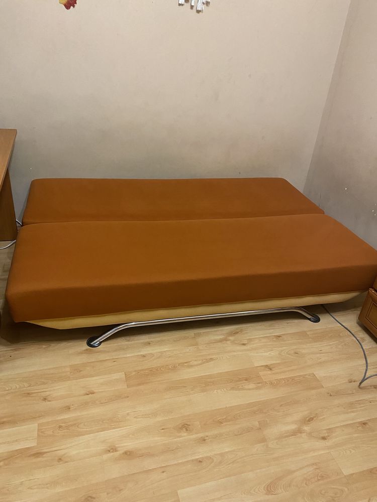 Rozkładana sofa z pojemnikiem na pościel