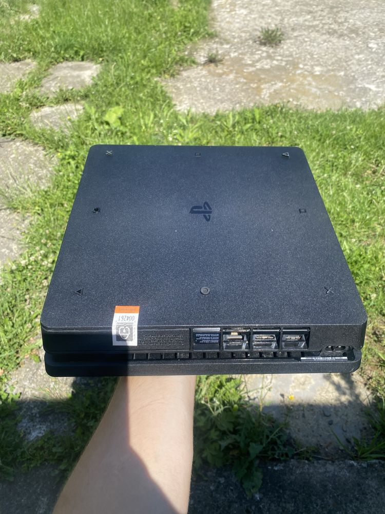 PlayStation 4 (Ps4) 825 гб в ідеальному стані + 2 гри в подарунок
