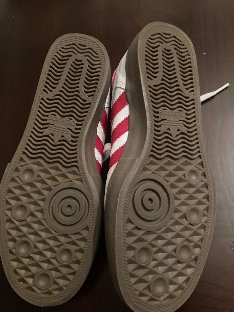 Sapatilhas Adiadas originais nunca usadas