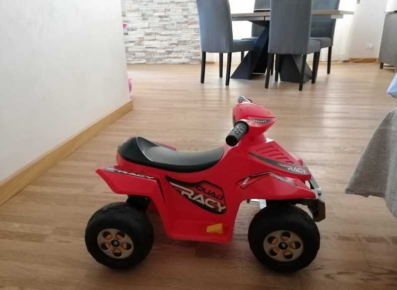 Moto 4 a Bateria Quad Racy 6V Vermelho / FAMOSA (NOVO)