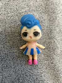 Mała lalka z niebieskimi włosami