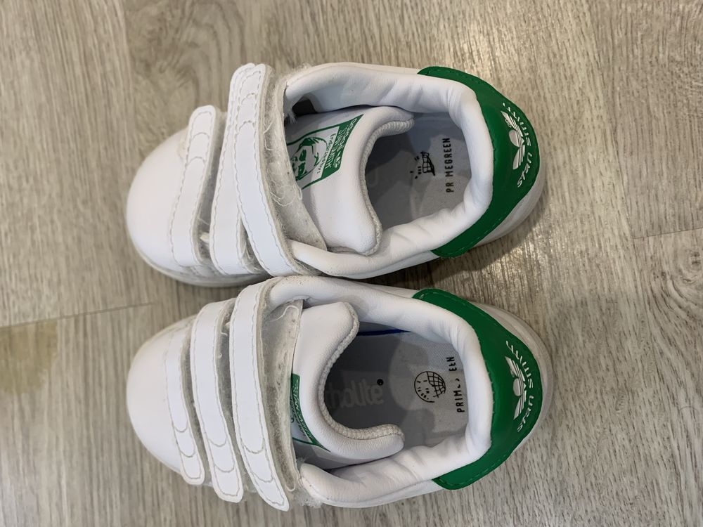 Tenis original de bebe da marca adidas em bom estado