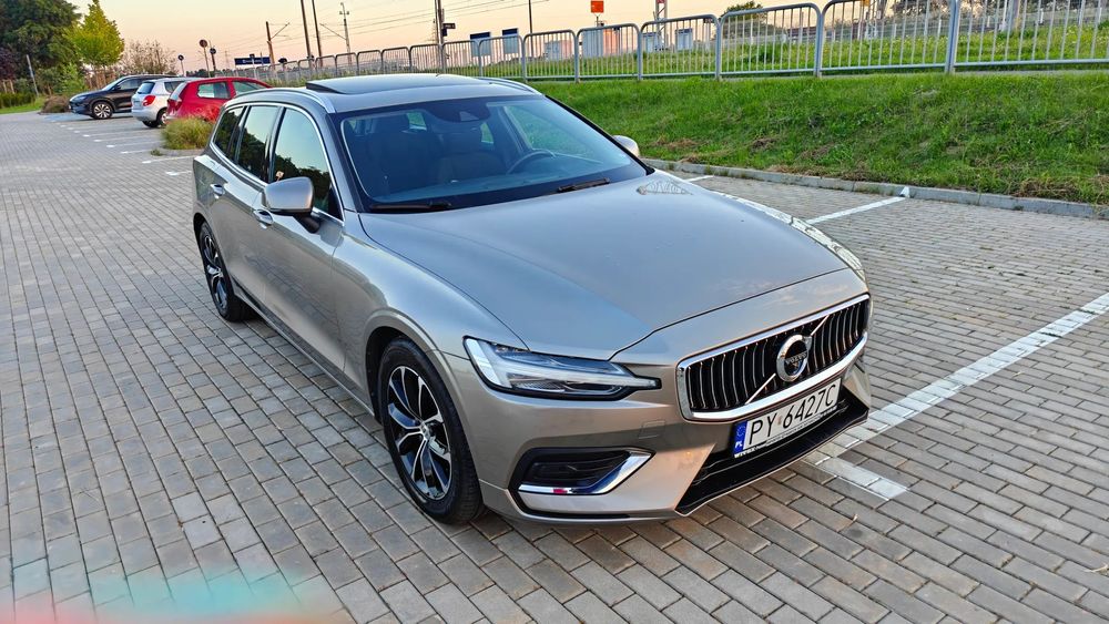 Volvo V60 2.0 163KM B3 Momentum Business 2021