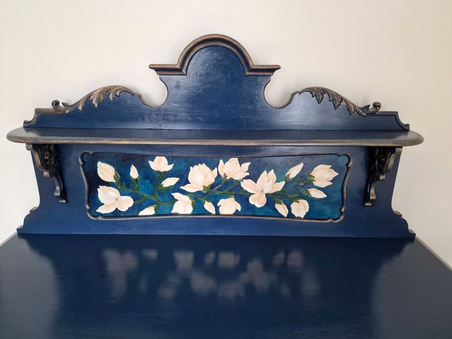 Zabytkowa komoda z nadstawką po renowacji ręcznie malowana