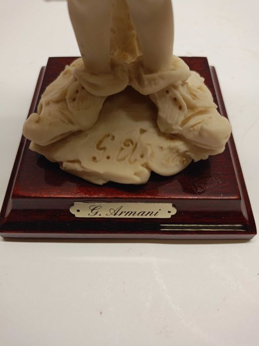 G. Armani ,sygnowana figura ,, Śpiewak" mahoń Capodimonte-sygnowana