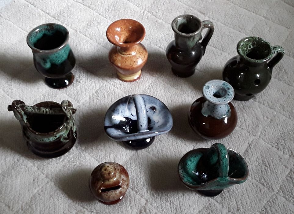 Peças de loiça miniatura em barro vidrado