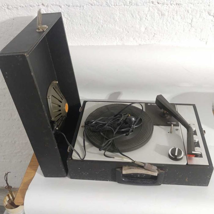 Gramofon Unitra Fonica WG550 walizkowy ze wzmacniaczem WG 550