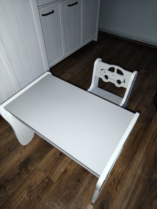 Stolik z krzesełkiem.