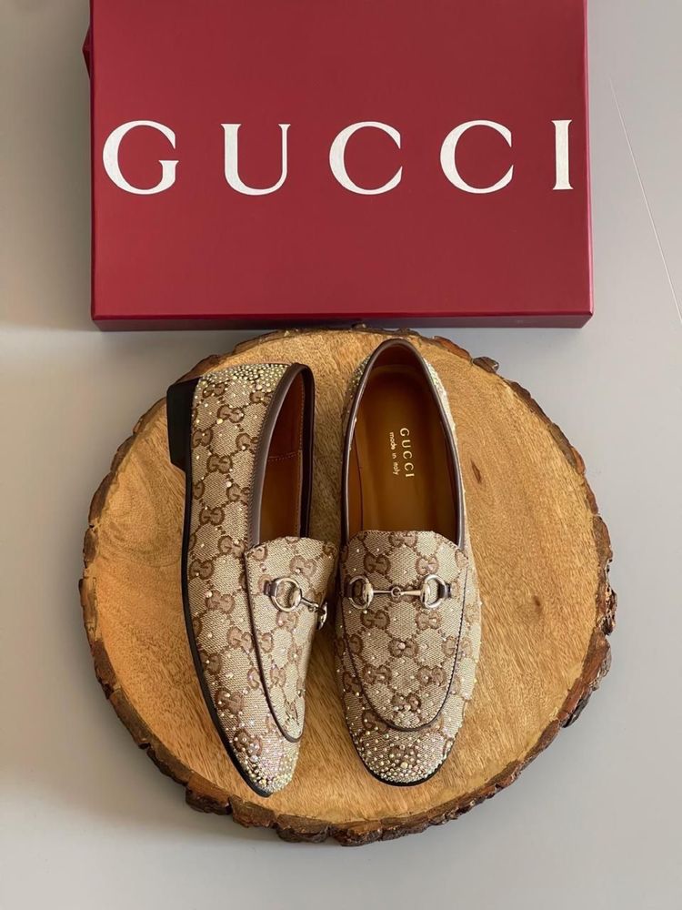 Mokasyny Gucci.