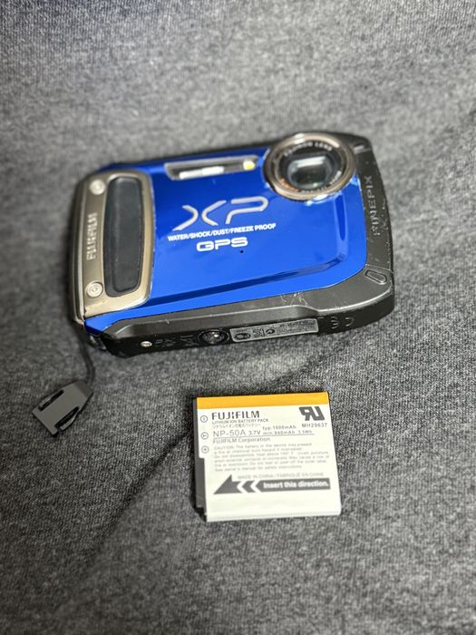 Niebieski aparat cyfrowy Fujifilm FinePix XP150