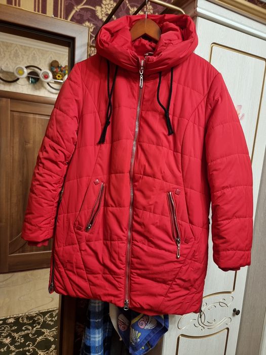 Куртка зимняя,3раза одевана.Идеальное состояние,размер,46-48.По бокам