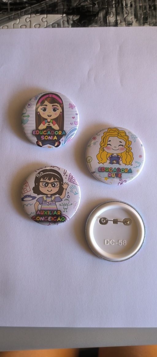 Crachás pin personalizados