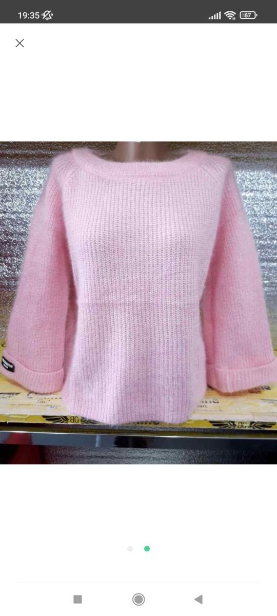 Розовый свитер короткий
