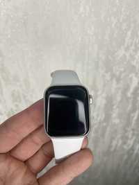 Apple Watch SE 40mm Silver Aluminum Case with White Sport Band