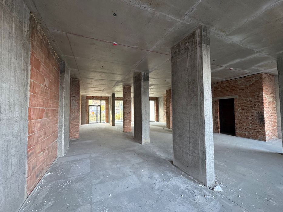 Продаж фасадного приміщення в новобудові