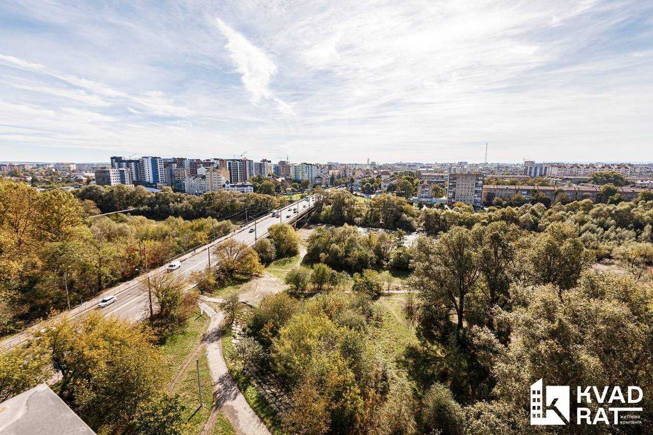 Простора двокімнатна квартира у зданому будинку .