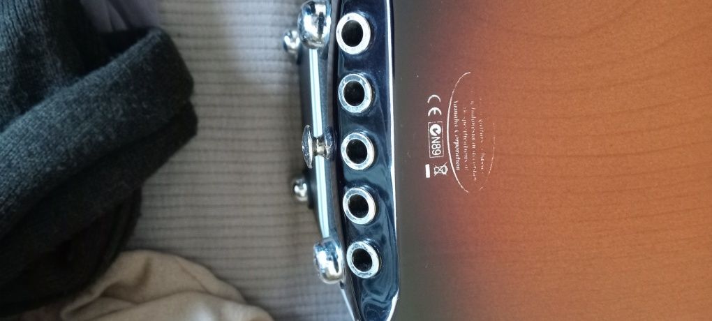 Baixo eléctrico yamaha